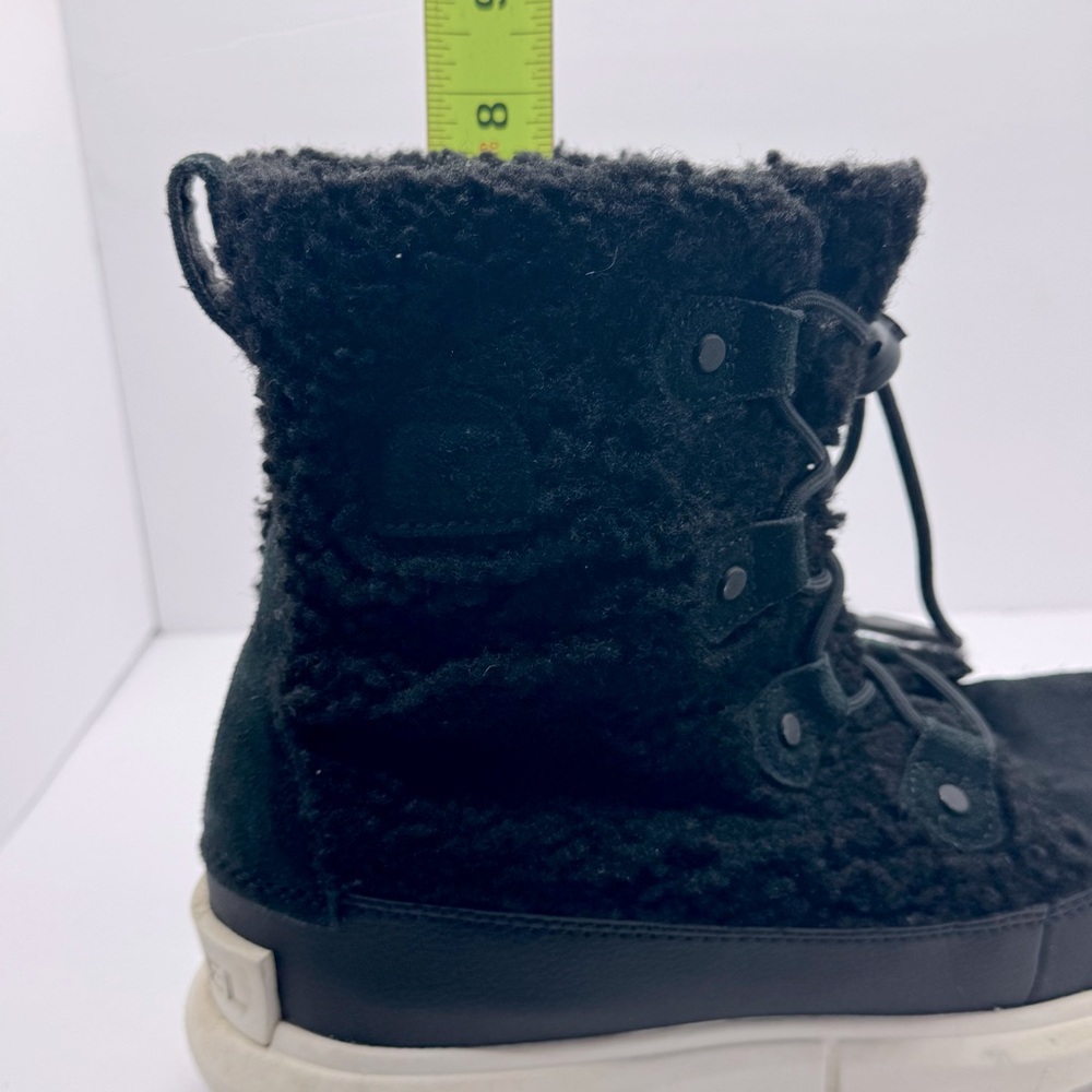 Sorel Faux Fur Explorers With leather Trim SZ 7 Color Black & White. - Picture 9 of 9